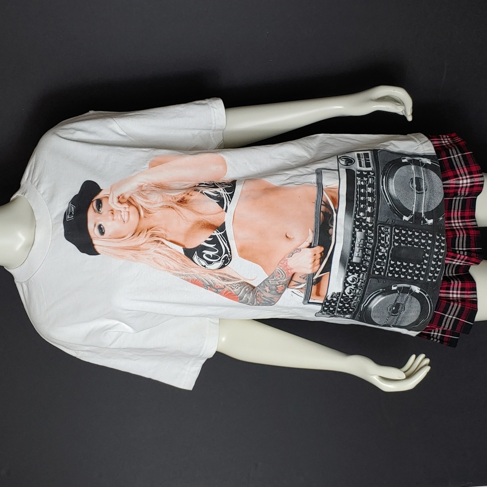 Famous Stars & Straps Travis Barker Sz L W/Graphics T-Shirt Women In Bikini